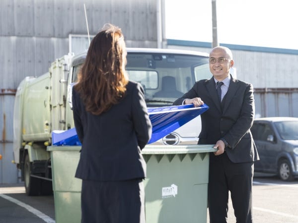 営業の仕事は、お客様への提案だけではありません。見学者や地域の方への説明など、地域の方々との距離も近いのが特徴のひとつ。やりがいがある仕事。