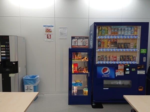 フリードリンク（お茶・コーヒ）、飲み物の自販機やお菓子や菓子パンなどの自販機もあります。