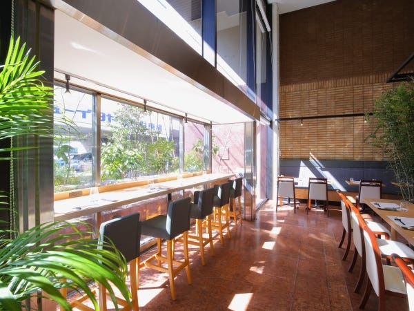 2025年３月にリニューアルしたビュッフェレストランチェスナットはボタニカルなインテリアに注目