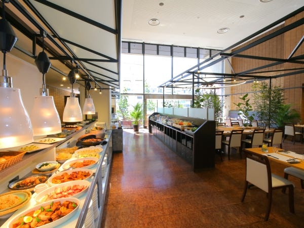 スタイリッシュな吹き抜け空間