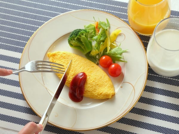 朝食にはお客様の目の前でオムレツを焼き上げます