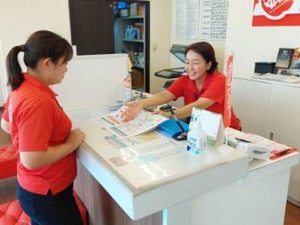 お客様へのご説明の練習中。みんな初めてからのスタートなのでお互い様。自信をもって接客できるようしっかりサポートします！