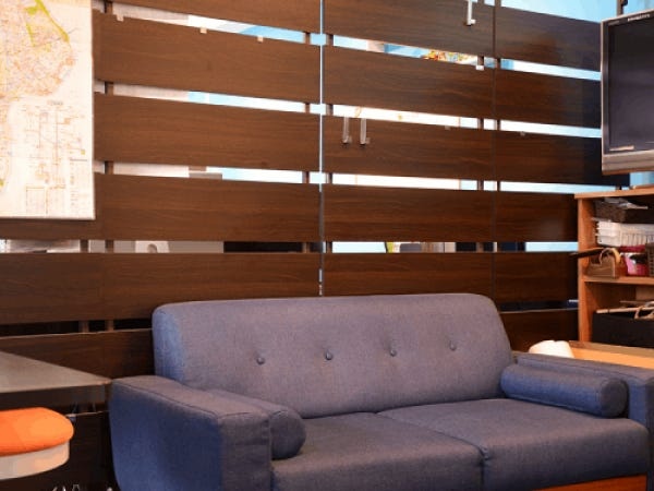 社員の要望を受けて、休憩スペースには大きなソファが。これからも、過ごしやすいオフィスをつくっていきます。