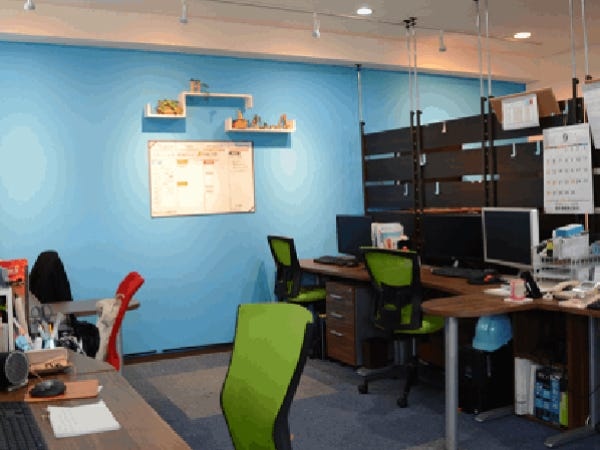 オフィスは清潔感があり過ごしやすいのが特徴的。私服勤務もOK ですし、堅苦しくないのも自 慢のポイントです。リラックスして仕事に臨めます！