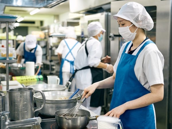 グループ施設の厨房での働く様子です。