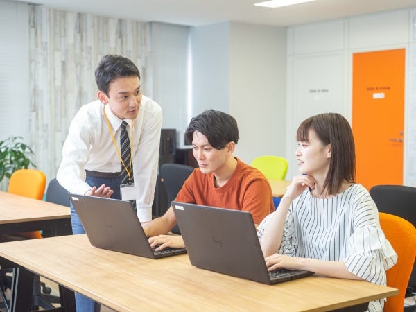 長期のキャリアが築ける職場です！完全週休2日制＋残業月10時間前後で誰もが長く安心して働ける環境ができあがっています。