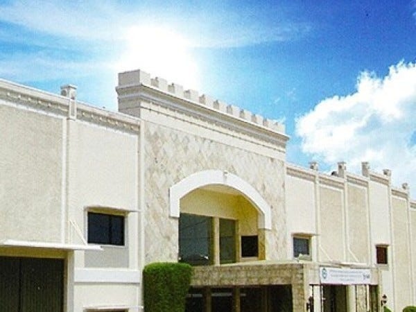 1997年設立のインドネシア自社工場。ここから多くの家具、インテリアが国内有名ホテルや式場へ・・・