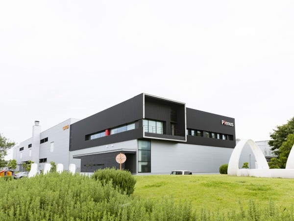 勤務いただく工場の外観です。おしゃれでキレイな施設ですので、気持ちよく働けます！