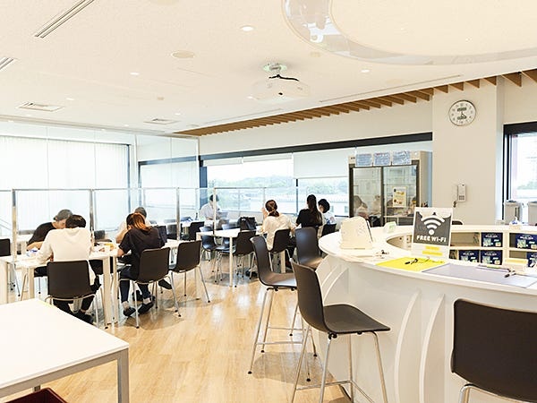 工場内にある休憩室の様子。無料Wi-Fi完備なのが嬉しいポイントです。