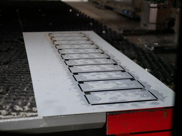 タレパン工程も自社で対応。美しい仕上がりと耐久性で製品の価値を高めます。