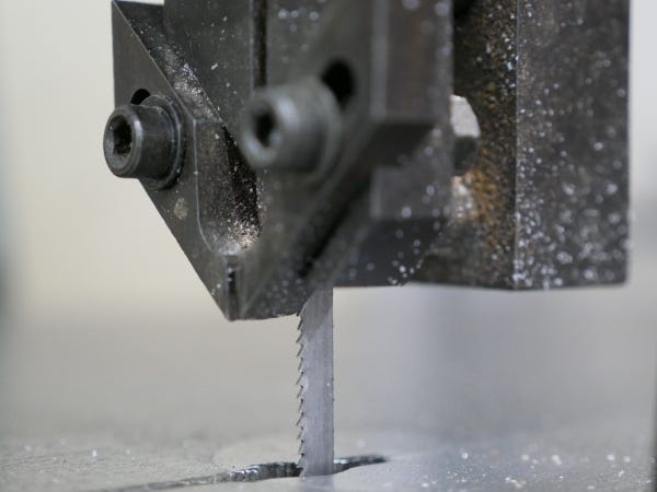 精密な切断技術が可能にする複雑な形状。高画質な製品づくりを支えます。