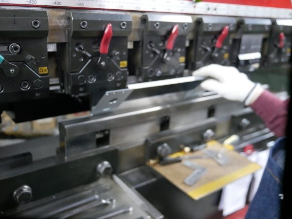 熟練の技が光る曲げ工程。長年の経験やこだわりがダイレクトに製品の精度を高めます。