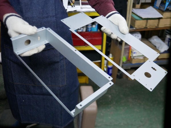 曲げ加工はお任せください。高度な技術と設備でお客様の理想を形にします。