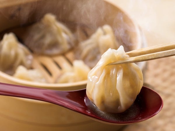 たっぷり肉汁と透き通る薄皮の小籠包。店内で手包みした自家製小籠包をメインに、点心メニューが特徴の中華料理店