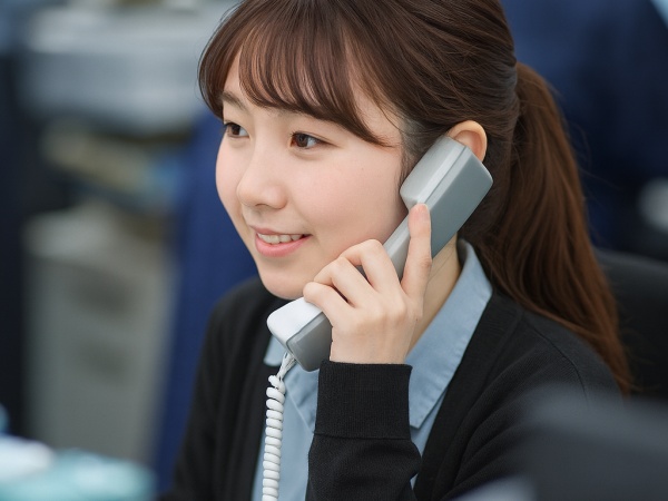 主に電話とメールでお客様をサポートします。