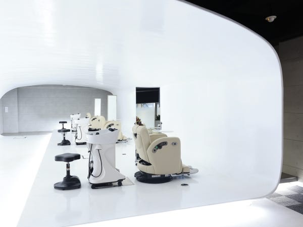 店内は広いドームに包まれた異空間