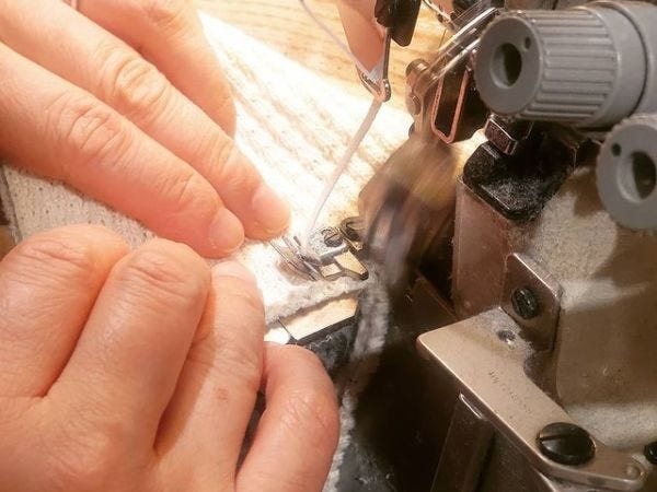 莫大小：メリヤスは素材と対話し変化に合わせて柔軟で臨機応変に縫い上げます