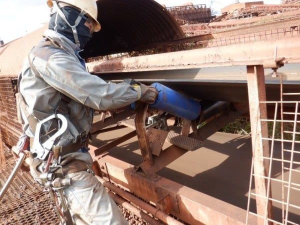 上側のベルトのローラー交換をしています。明るく楽しい方が多いので直ぐになじめます。この日もみんな笑顔です。