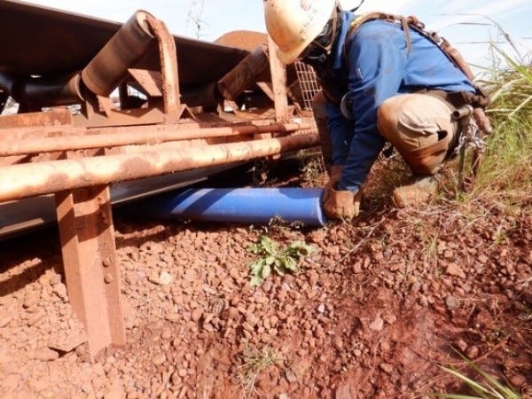 ベルトの下側のローラーの交換です。反対側に１人いて２人で交換しています。