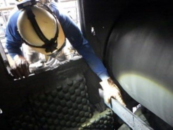 クリーナーの取り外しをしています。