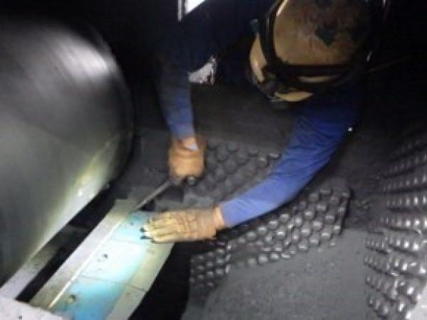 クリーナーを取付けている最中です。これがベルトに密着します。