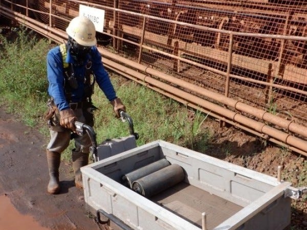 新品のローラーを取り替え場所まで運搬しています。作業者の負担軽減で台車を用意してくれました。JFE物流（株）様ありがとうございました！