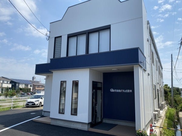 本社外観。駐車場完備です。まわりは住宅街なので静かな職場です。近くにコンビニあり。