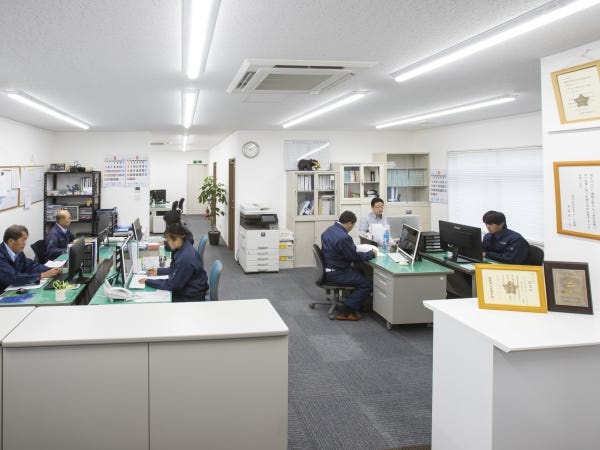 最近移転したキレイなオフィスです。定期的に研修がありますので完全未経験でもゆっくりと知識を吸収していけます。