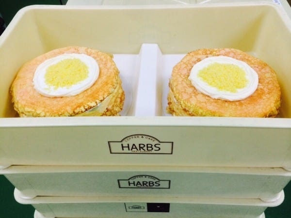 パティシエたちが手作りしたケーキを、専用のプラスチックケースに入れて運搬します。道路や出入り口の凹凸で衝撃を与えないよう、丁寧に運びます。