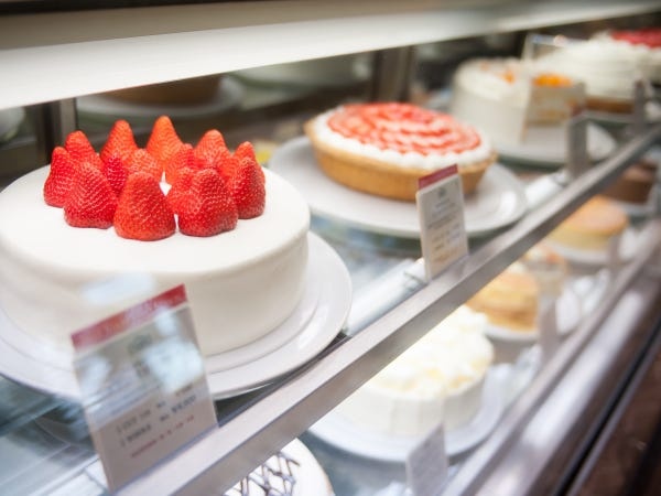 店舗に着いた後は、ホールケーキを1台ずつ、配送スタッフの手から店舗のスタッフに直接手渡しして納品します。