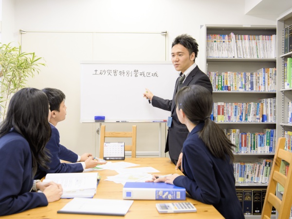 税理士、不動産鑑定士、土地家屋調査士など各種スペシャリストが連携し、幅広いコンサルティング業務に携わっています