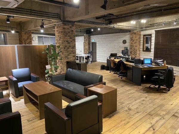 本社オフィスです。駅から徒歩５分、広々快適です。