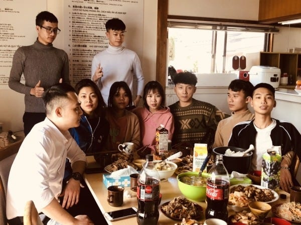 海外から来日した人材とランチの様子です。