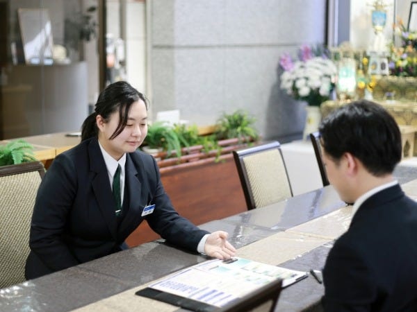 葬祭ディレクターとしてご遺族と葬儀の打ち合わせをしていただきます。