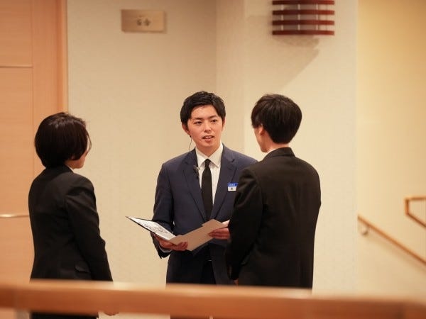 葬儀はチームワークが重要！事前のMTGやコミュニケーションをとりつつ葬儀に臨みます。