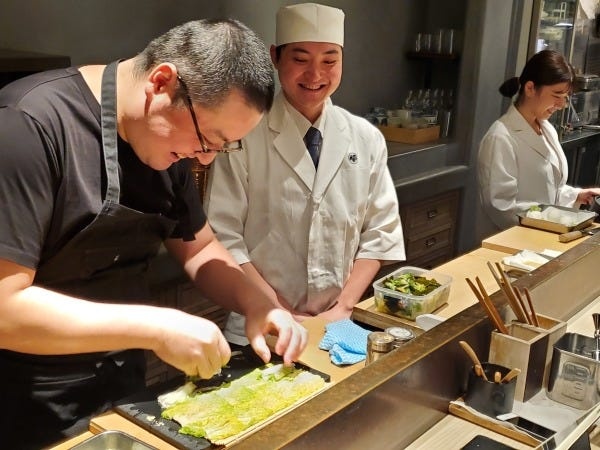 仕込みはみんなで！開店前の準備はリラックスした雰囲気で行っています。