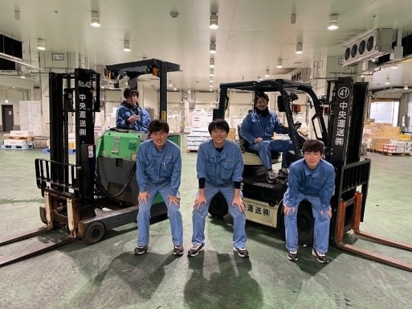 弊社で働いているメンバー達です！若いスタッフも多く賑やかに働いています。社外でのスポーツ活動に本気で取り組んでいる社員も多くいます！