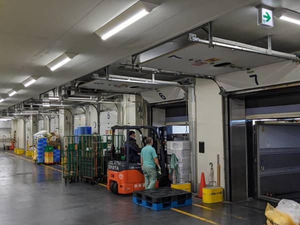 勤務地「豊海流通センター」です！2022年に出来たばかりの施設。品質管理のために温度管理されており涼しい環境で業務ができます。（防寒服貸与）