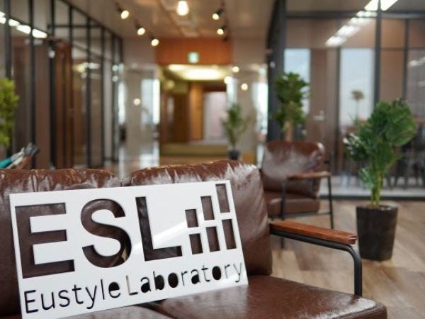 シームレスなオフィスは、あちこちから笑い声があふれる居心地の良さが自慢です。