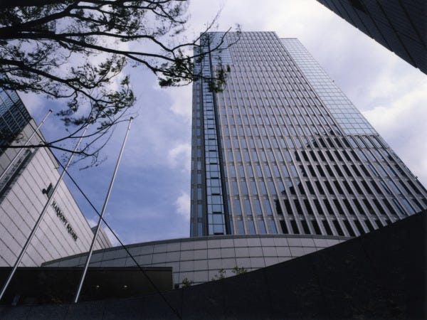 本社は新宿駅から2駅隣の中野坂上。駅から地下通路直結なので、雨にも濡れません！