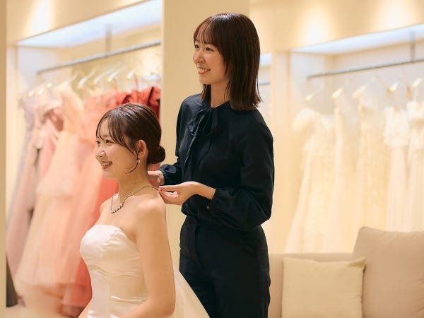 初来店から最終フィッティングまで、お客様の専任として担当。あなたの提案で、お客様の魅力が引き出されるのは格別な瞬間です。