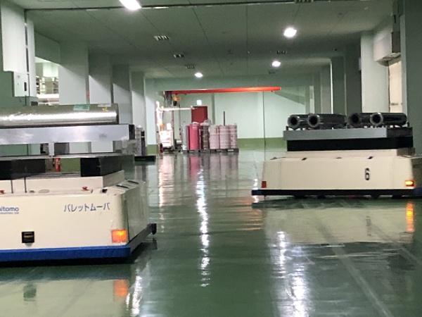 工場内は無人運搬車も活躍しています。