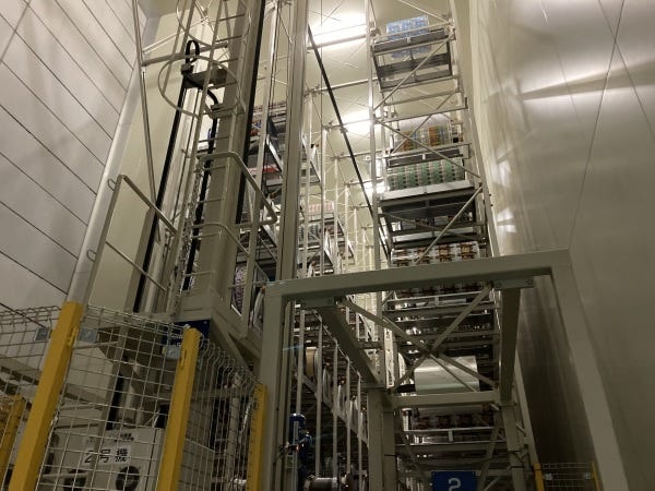 立体倉庫など最新の設備で管理しています。