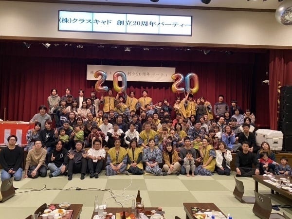 20周年記念の慰安旅行の様子です。社員の半数くらいは中途入社で、「自動車が好き」などの理由で入社しているメンバーが多いです。