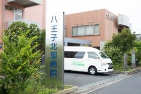 病院の外観の写真です。