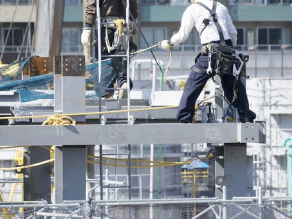 現場で丁寧に指導していきます！資格取得サポートします