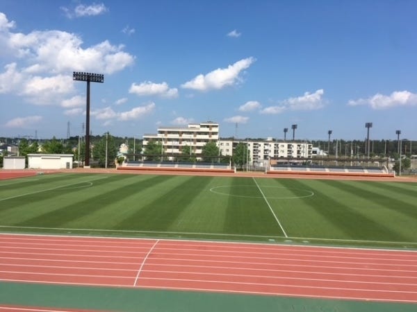 流通経済大学龍ヶ崎フィールドのメイングラウンドです。陸上用のトラックと、サッカーやラグビー等ができる芝生のグラウンドがあります。