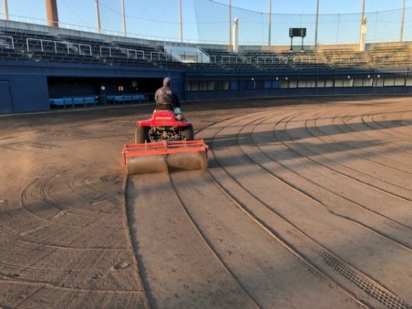 野球場内野整備の作業風景です。