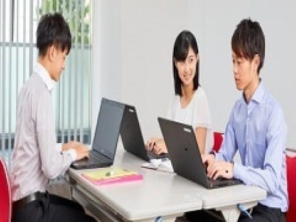 Slackなどを活用して、現場が違う社員同士でもいつでも交流ができます。