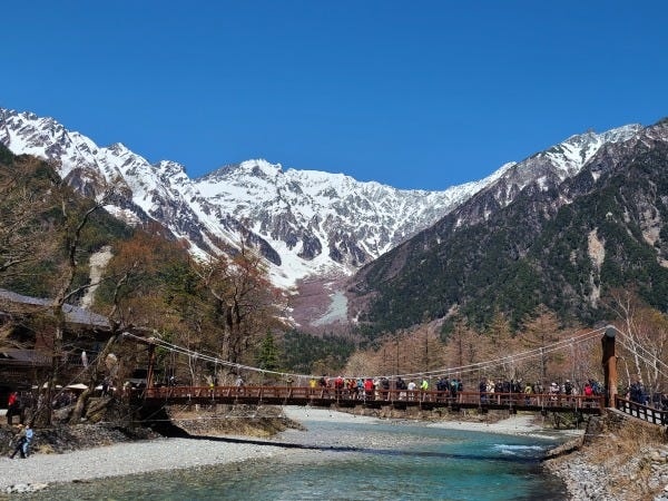 上高地河童橋周辺（開山祭当日の様子）天気の良い休日にはぜひ行ってみて！